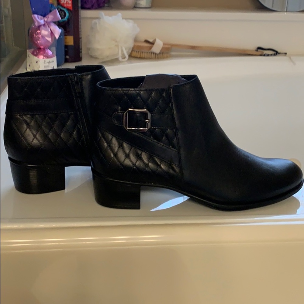 New Munro black boots